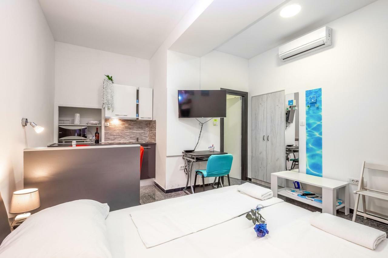 Apartments Black & White, Cherry & Blue Rijeka Extérieur photo